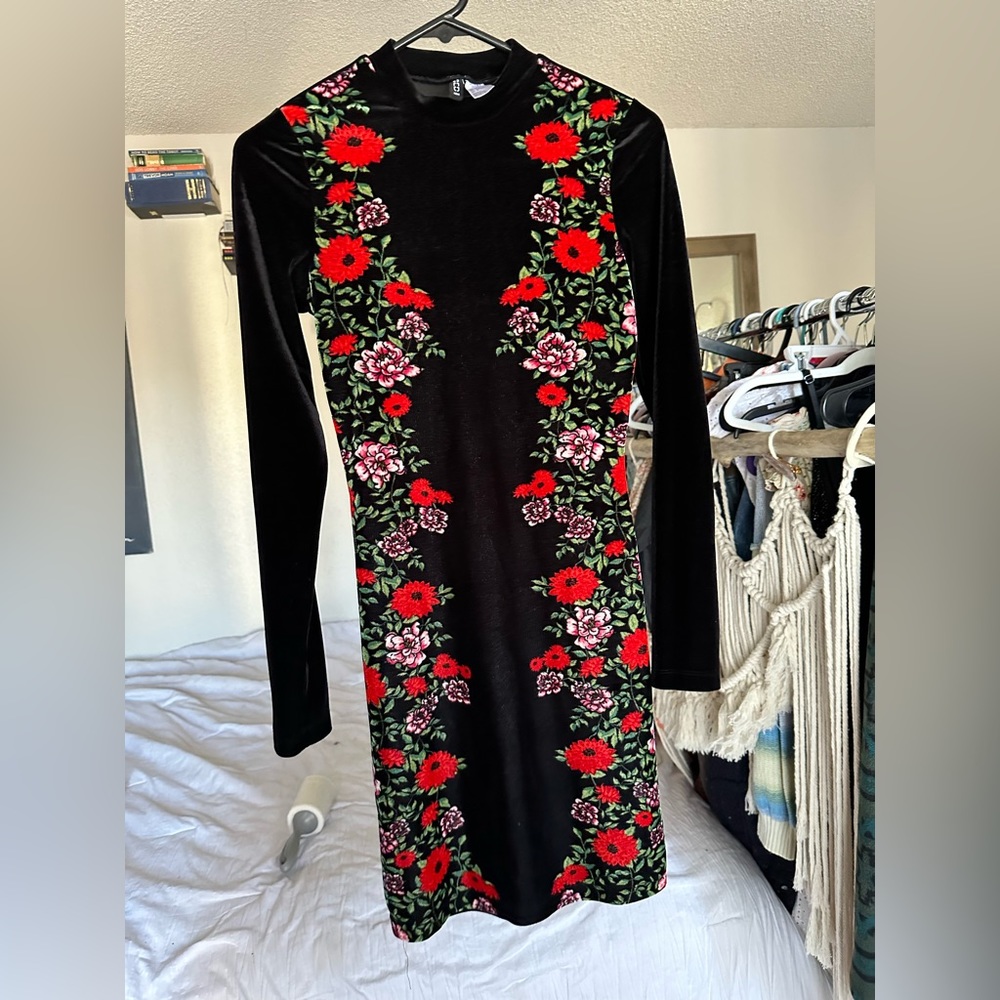 DIVIDED H&M black velvet dress  symmetrical rose patern mock neck body con mini